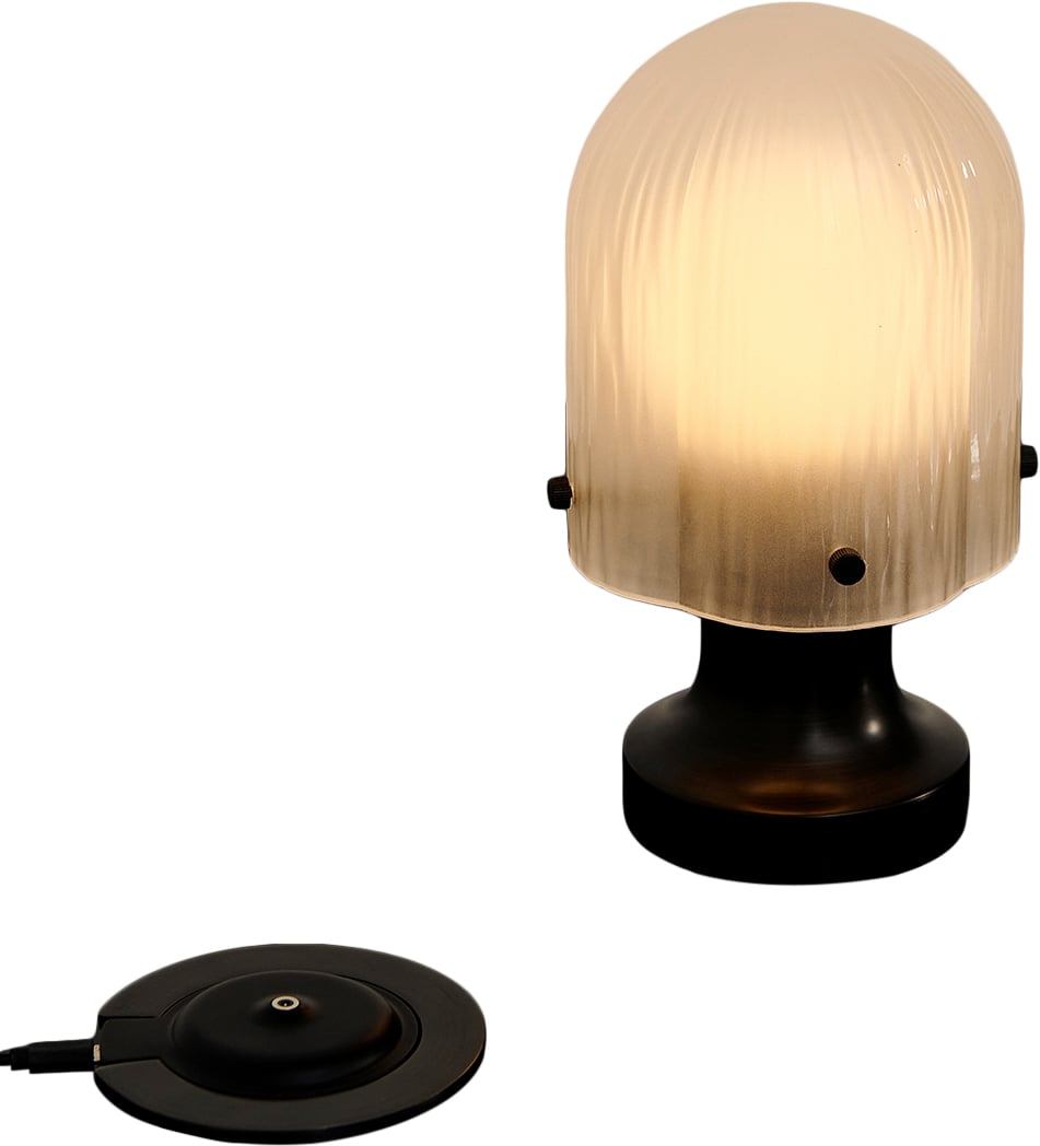 Seine Portable Lamp Base: Antique Brass, Shade: White fra Gubi